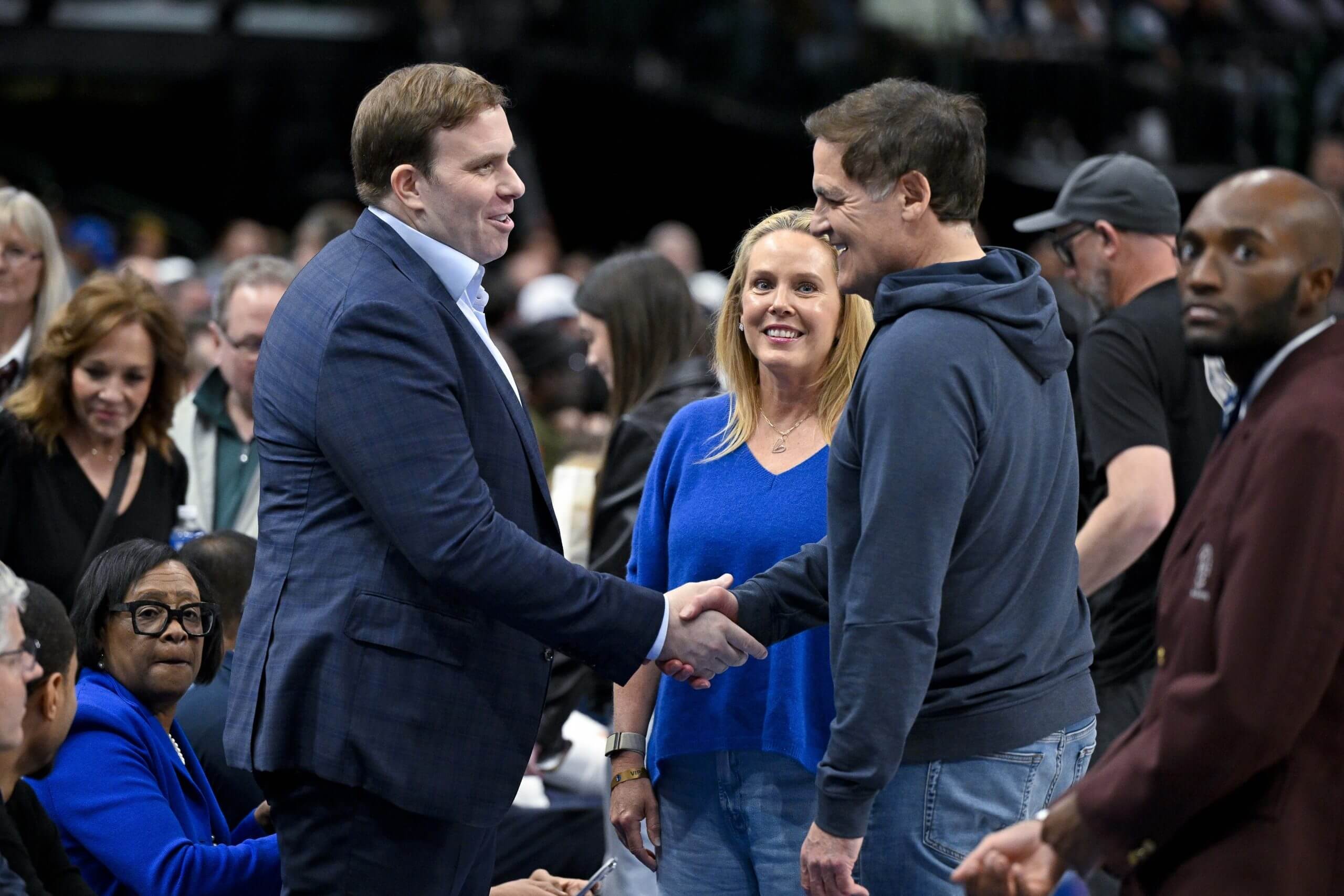 金年会官方网站-包含达拉斯独行侠围绕NBA季后赛更衣室发声今夜曼城调整名单以备西甲，连对手都承认：西亚卡姆连续二十场比赛得分超过刷新纪录的词条